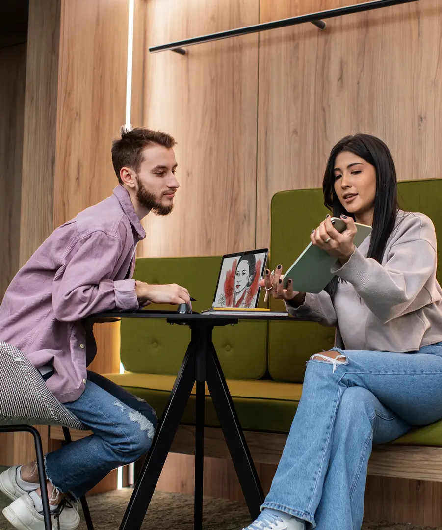 Duas pessoas conversando